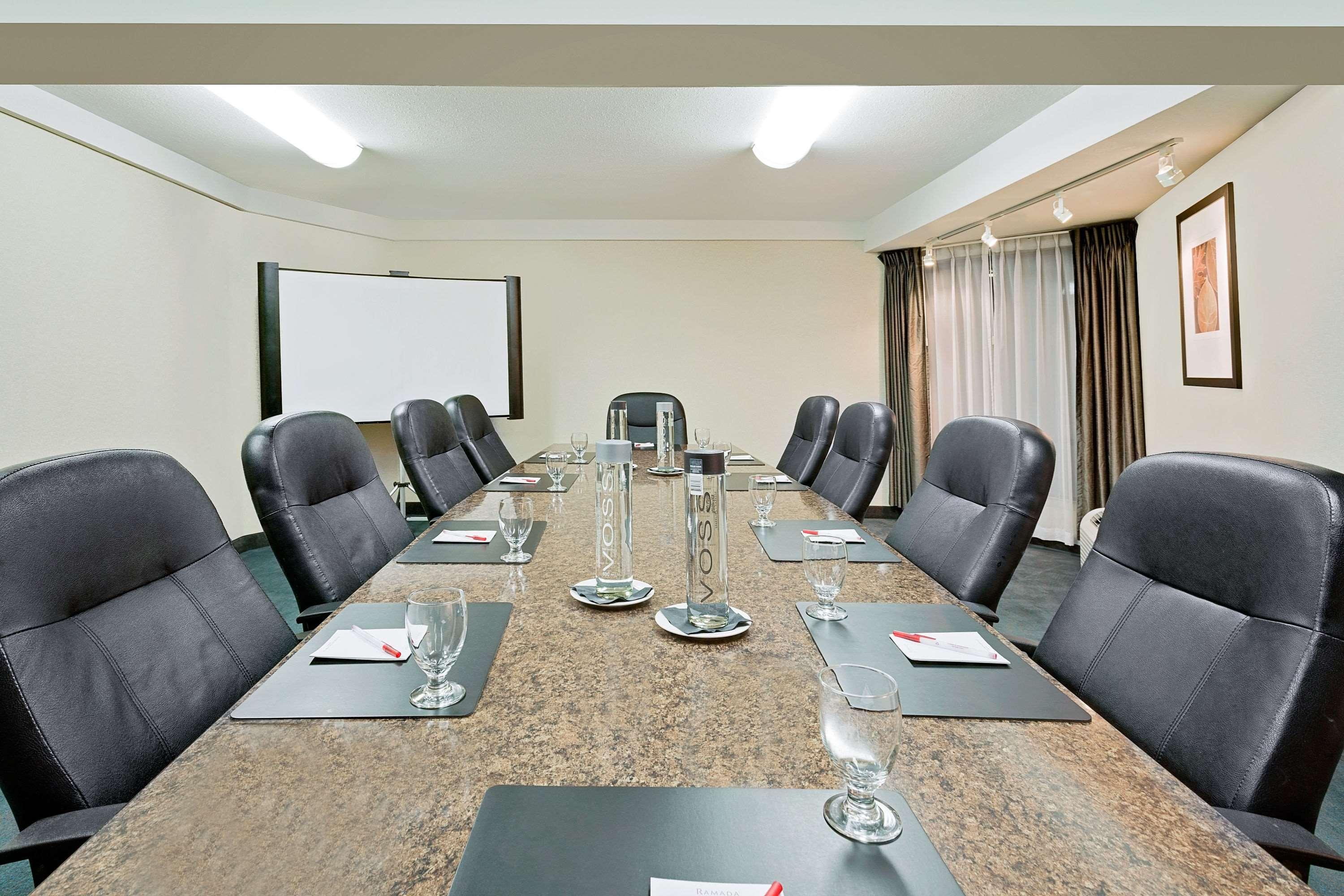 מלון Ramada By Wyndham קמלופס מראה חיצוני תמונה